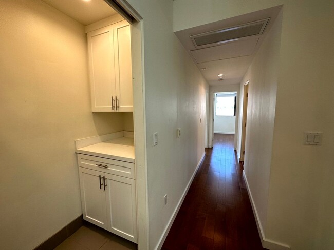 Building Photo - Fantastic 4 story Townhome - 3 bed - 3.5 b...