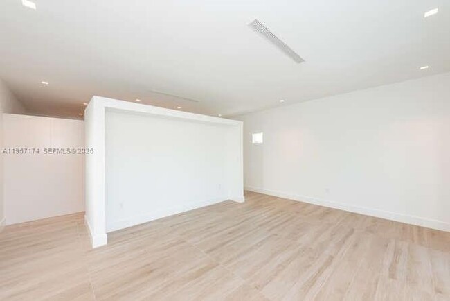 Building Photo - 1325 Bay Dr