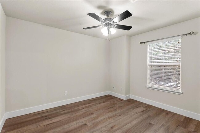 Building Photo - 410 Bandstand Ln