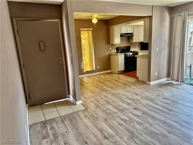 Building Photo - 1405 E Vegas Valley Dr