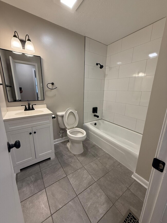 Building Photo - 1039 Kingsley Rd