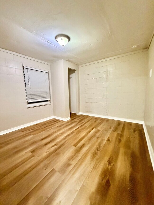 Building Photo - Super Cute 3/1 Walking Distance to High School and Downtown!