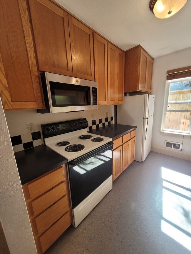 Building Photo - Spacious 1bd, semi-detached apartment for rent in the desirable Jefferson West Side neighborhood....