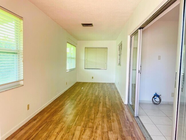 Building Photo - 612 Hummingbird Ln