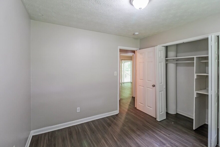 Building Photo - 7006 Knollwood Dr