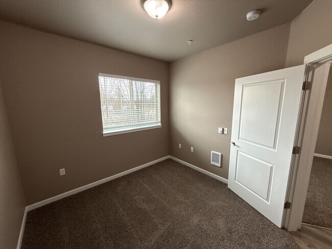 Building Photo - 4261 Hawthorne Ave NE