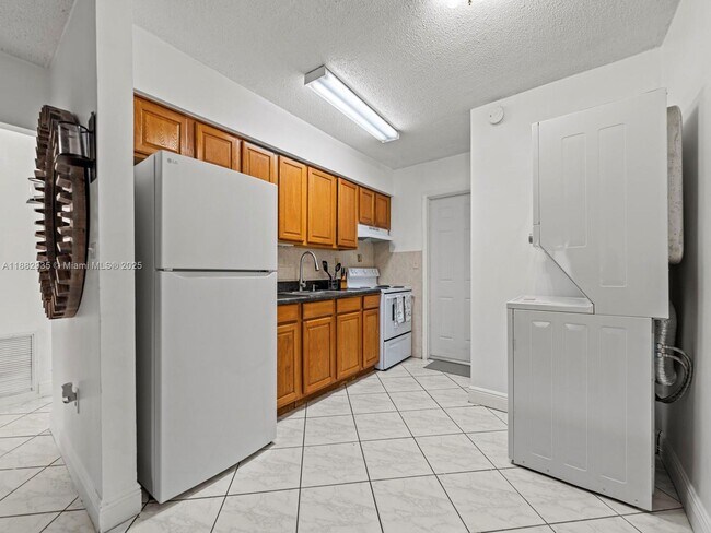 Building Photo - 6165 SW 44th St