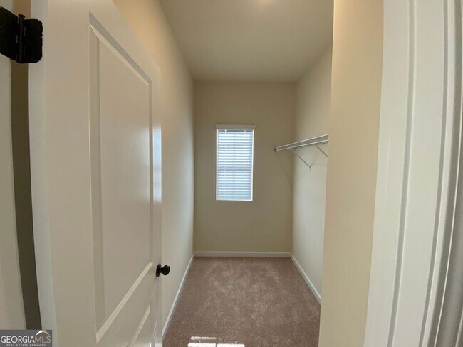 Building Photo - 5595 Mirror Lake Dr