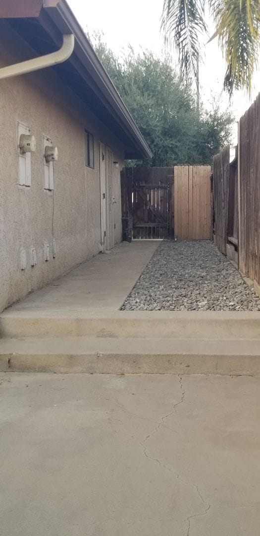 Building Photo - 325 W China Grade Loop
