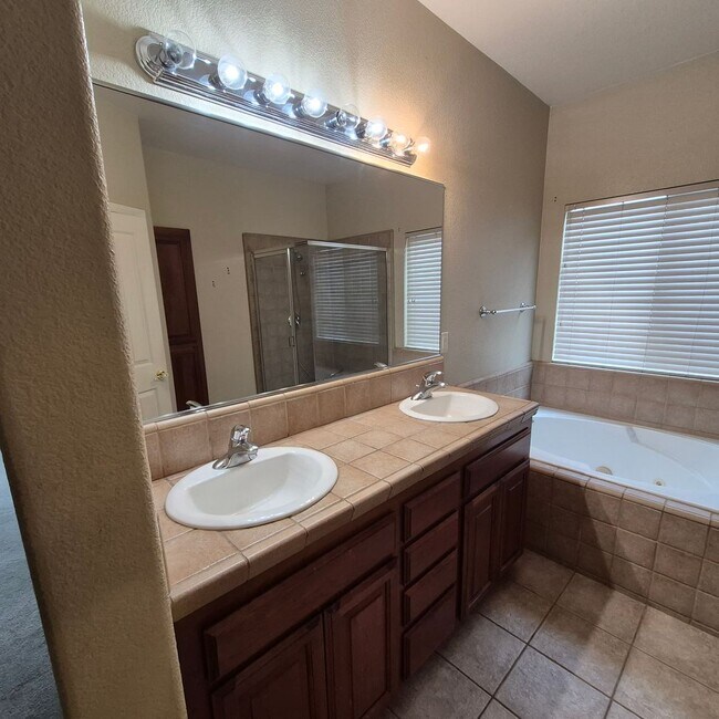 Building Photo - Excellent single story floor plan, nice area of Elk Grove