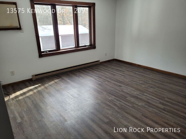 Building Photo - 13575 Kenwood Dr N