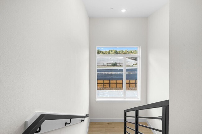 Building Photo - 4Bed/4Bath - Fully Furnished Townhome Avai...