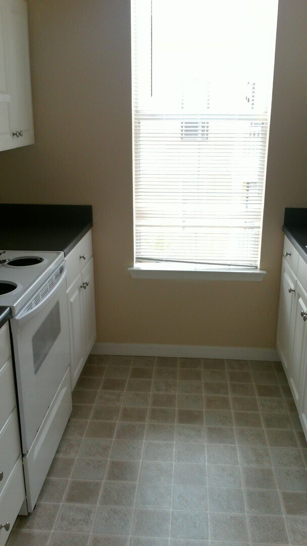 Building Photo - Beautiful large studio unit updated flooring, balcony with a pool view!
