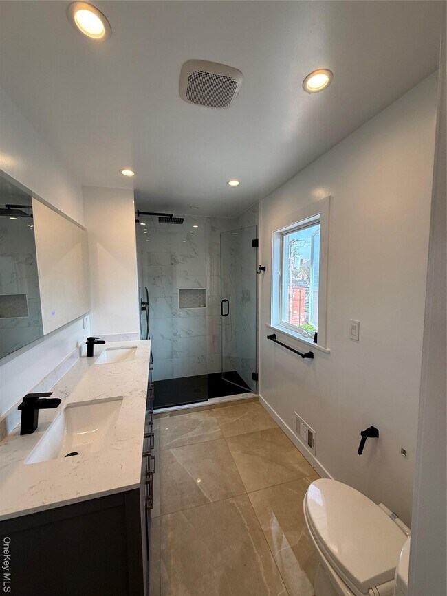 Building Photo - 1090 Pelham Pkwy S