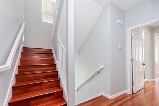 Building Photo - 3 Bed / 2.5 Bath beautiful end unit townhome with tons of upgrades. YouTube Tour!!