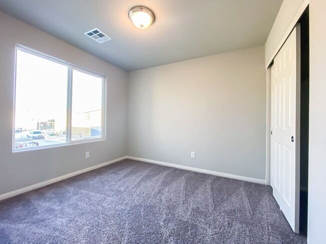 Building Photo - GATED 3 BED 2 BATH 2 CAR GARAGE SINGLE FAM...