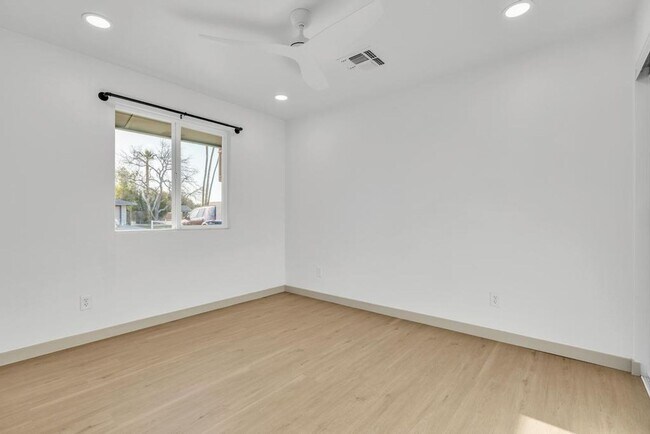 Building Photo - Completely Remodeled 6 bedroom/4 bath Home with New Pool