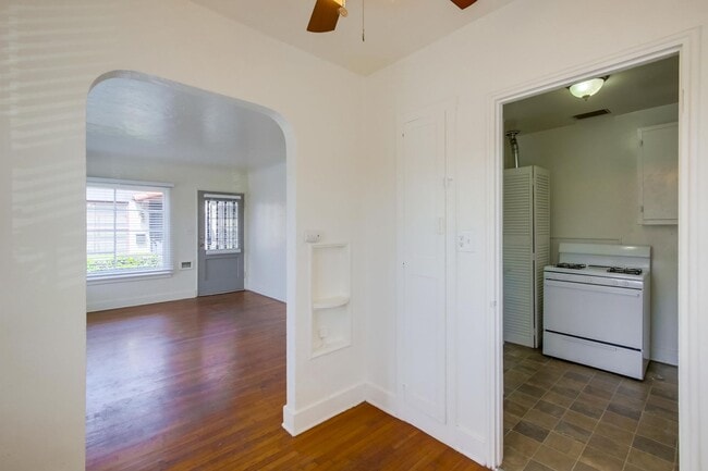 Building Photo - Spanish Craftsman Garden Apartments Bankers Hill