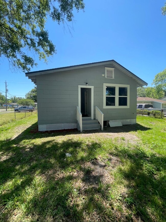 Building Photo - ** Move in Ready** 3/2 Single Family Home in College Park