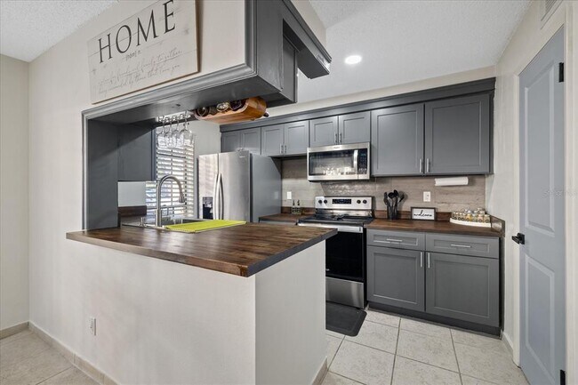 Building Photo - 8724 Mallard Reserve Dr