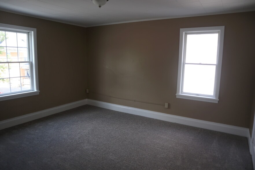 Building Photo - 606 2nd St