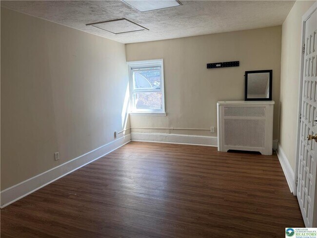 Building Photo - 1201 E 4th St