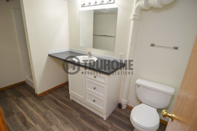 Building Photo - Spacious 5-Bedroom Home – Pet-Friendly and...
