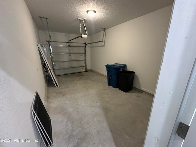 Building Photo - 136 Pinebury Ln