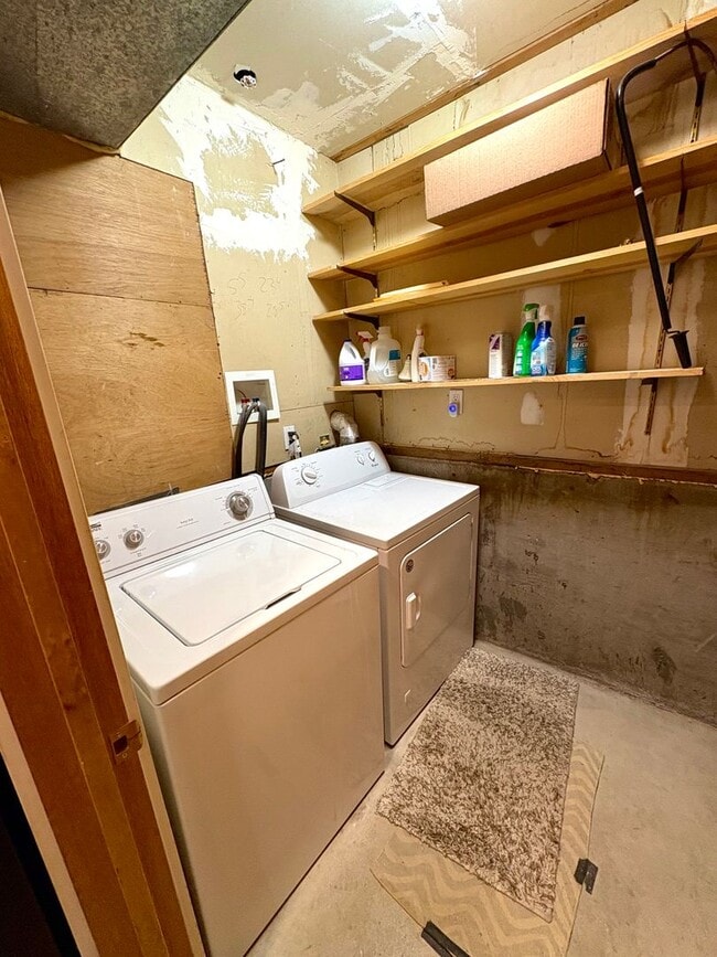 Building Photo - Cozy Basement Studio Apartment in NW Bend!