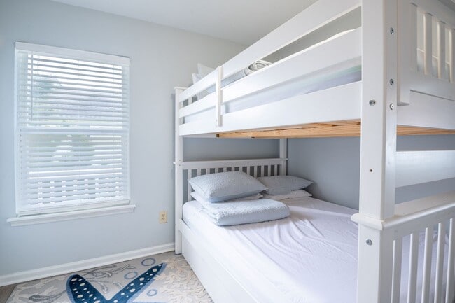 Building Photo - FURNISHED OFF-SEASON MONTHLY RENTAL - AVAILABLE MID-SEPT '27