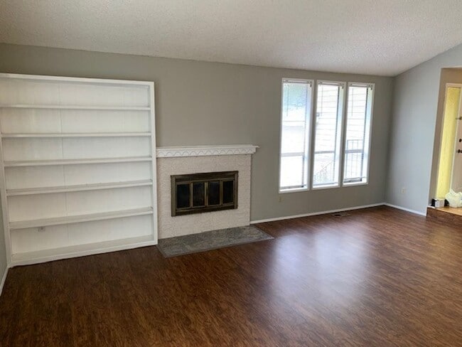 Building Photo - Kenmore House / RENT SPECIAL