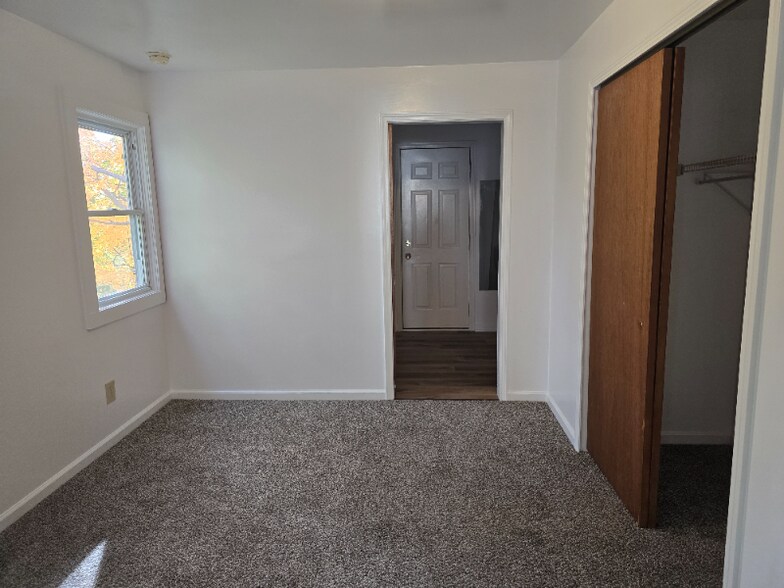 Building Photo - 1384 Pondview Ave