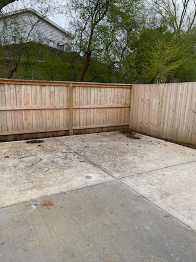 Building Photo - Emmyllie Ct- 130/132