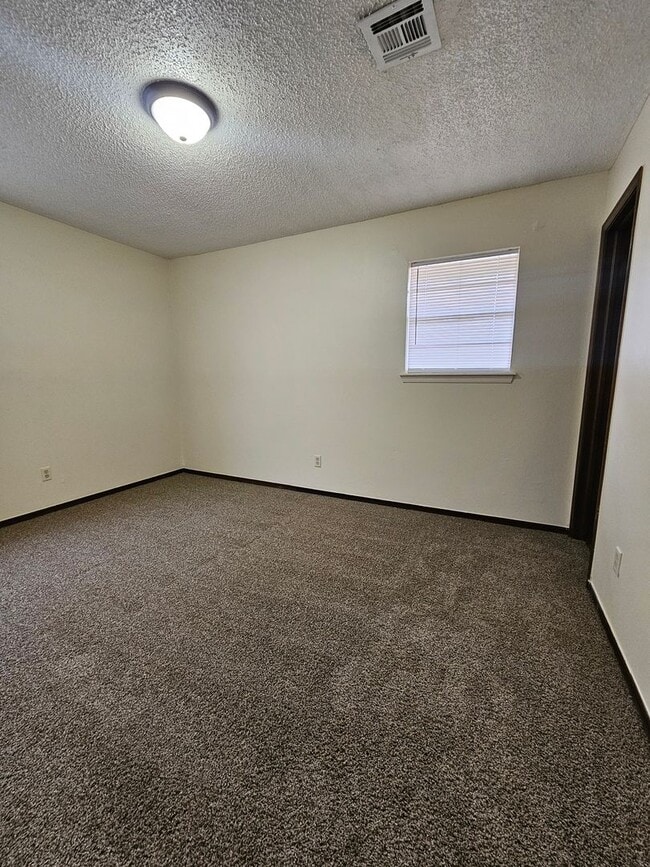 Building Photo - (4) Bed/(2) Bath New Flooring and Fresh Pa...