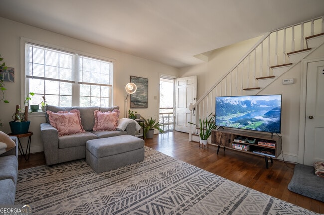 Building Photo - 118 University Dr