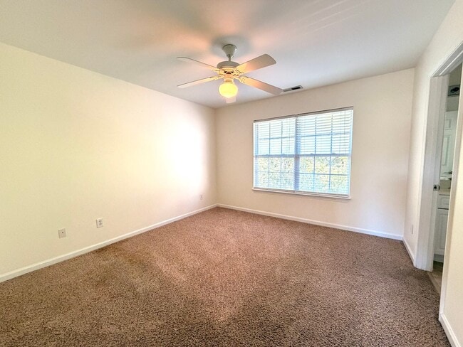 Building Photo - Spacious 3BR/3BA AVAILABLE NOW!