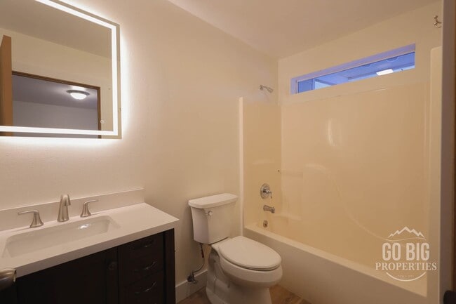 Building Photo - Fully Renovated Condo