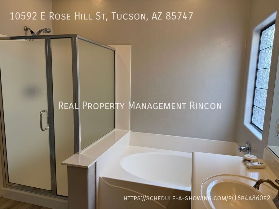 Building Photo - 10592 E Rose Hill St