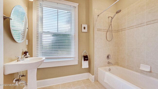 Building Photo - 128 E 9th St