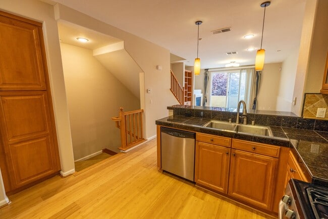 Building Photo - Beautiful 3 bedroom townhouse that is conv...