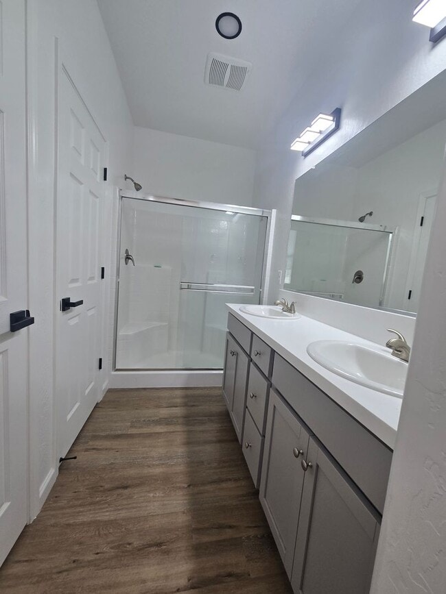 Building Photo - 3 BR 2 BA available Now