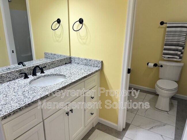 Building Photo - 33 Oak Ln