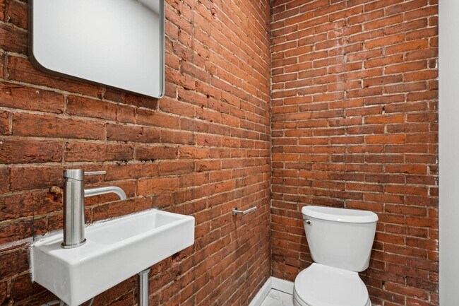 Building Photo - 2550 N Sartain St