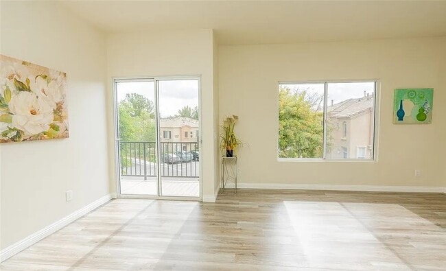 Building Photo - Live Smart in This Stylish 1BR