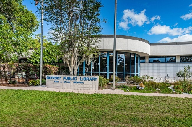 Building Photo - Charming Home In Gulfports Marina District