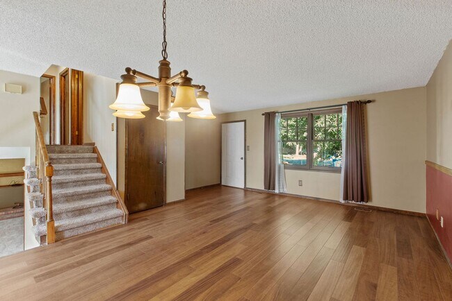 Building Photo - 4 bed, 2 bath, large yard available in Woo...