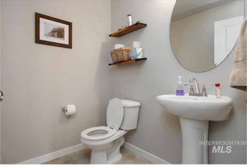 Building Photo - 765 SW Huebert St