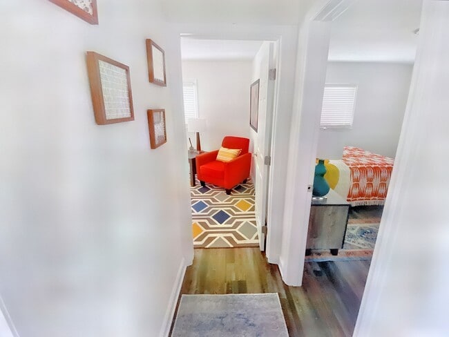 Building Photo - "Experience Urban Living at its Finest at The Flats at 2200!/"¡Experimenta la Vida Urbana en su M...