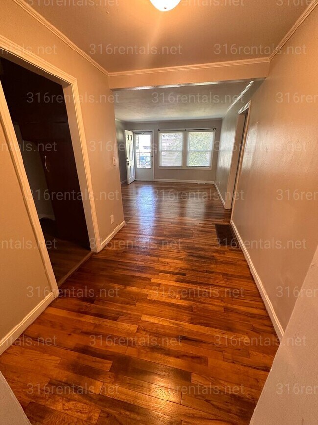 Building Photo - $950 - 2 bedroom / 1 bathroom home with a bonus loft!