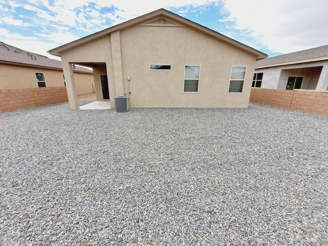 Building Photo - Beautiful 3 Bedroom 2 Bathroom located in Huning Ranch